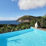 Piscine à débordement avec vue mer et montagne en Guadeloupe - location villa antilles