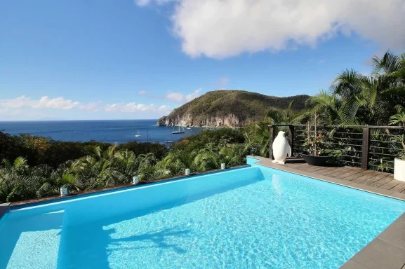 Piscine à débordement avec vue mer et montagne en Guadeloupe - location villa antilles